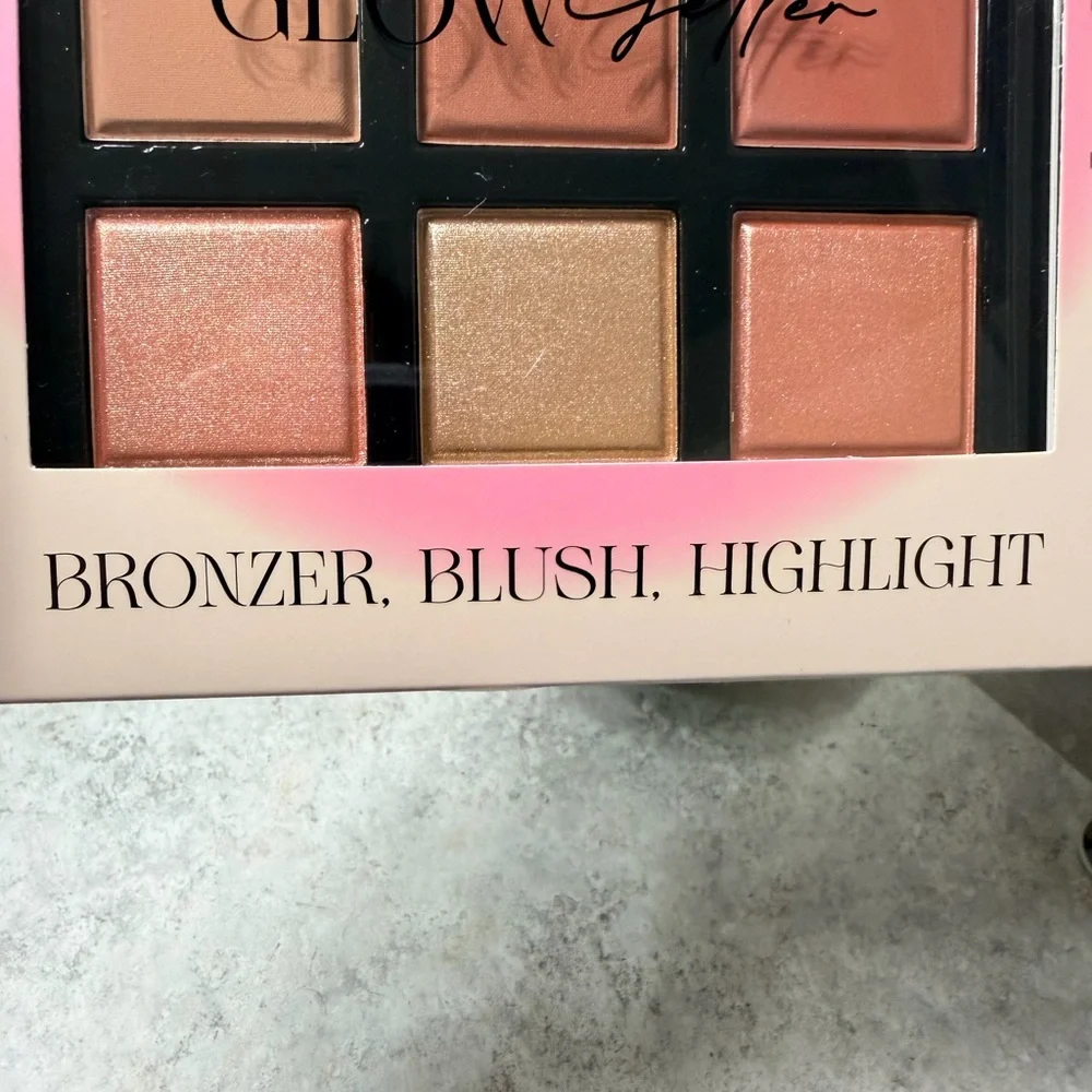 Beauty Treats GlOW GETTER Bronzer Blush Highlight Palette - Pink & Peach Shades